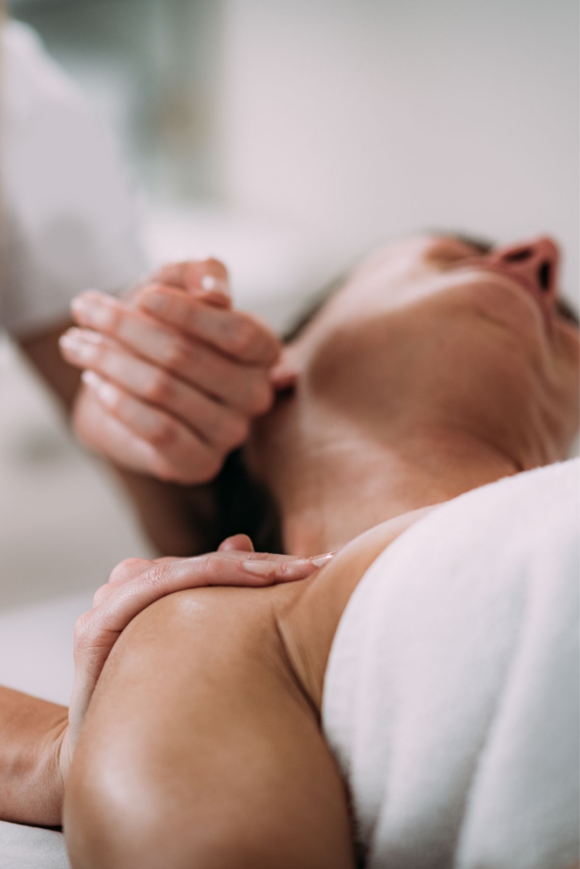 Bougies allumées créant une atmosphère de détente dans une salle de massothérapie  à Baie-Comeau