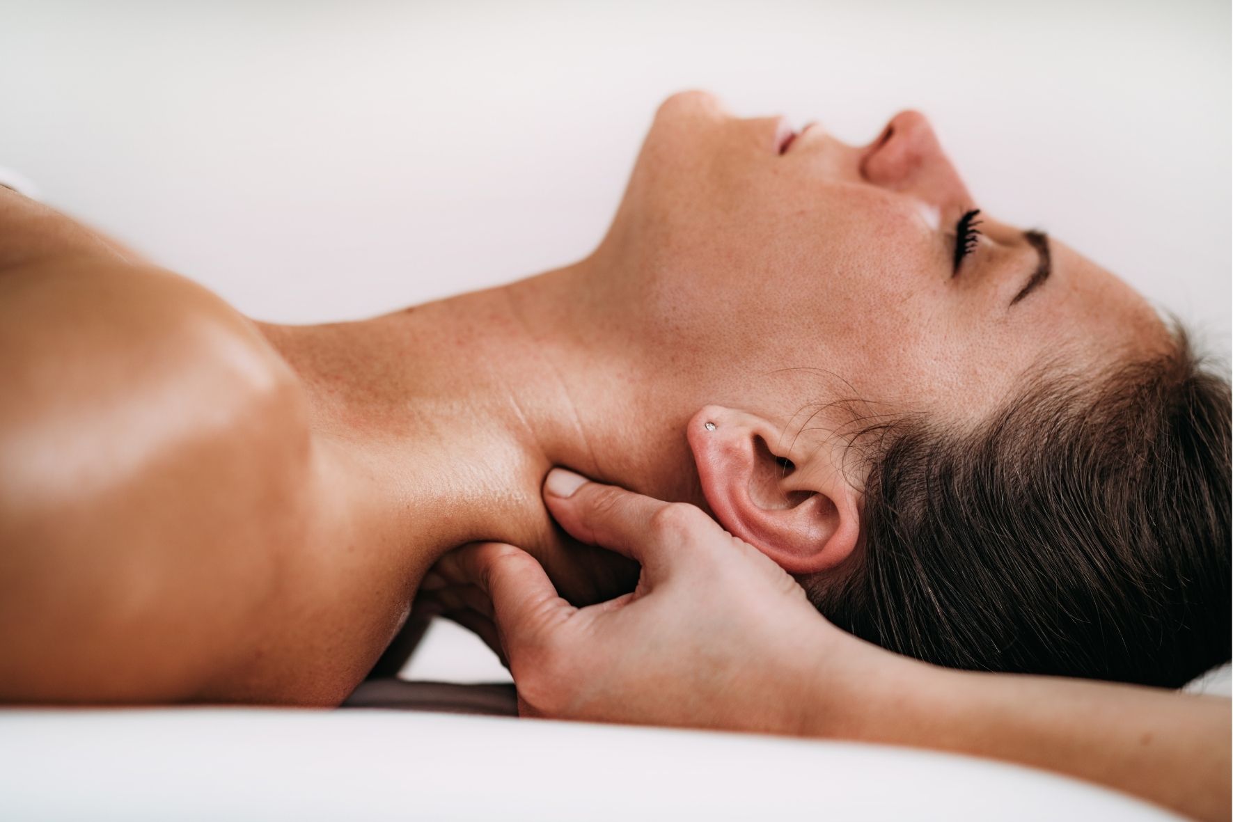 Personne gantée manipulant de la vaisselle dans une cuisine contemporaine bien entretenue  à Charny