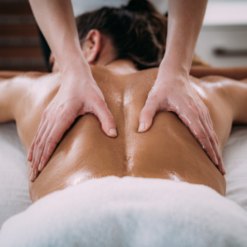 Salle de soins aménagée avec table et accessoires de massothérapie  à Gatineau