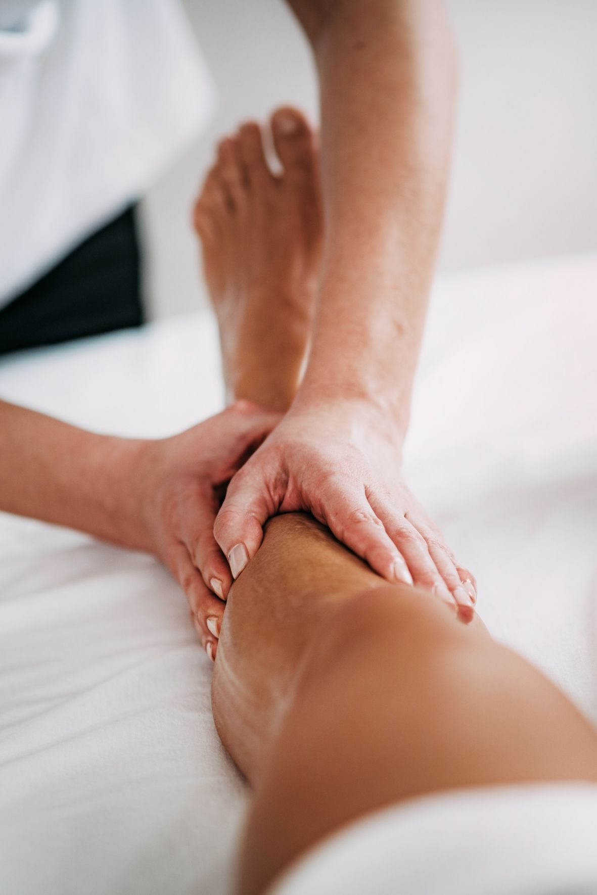 Serviettes propres empilées dans une salle dédiée à la massothérapie  à Oka