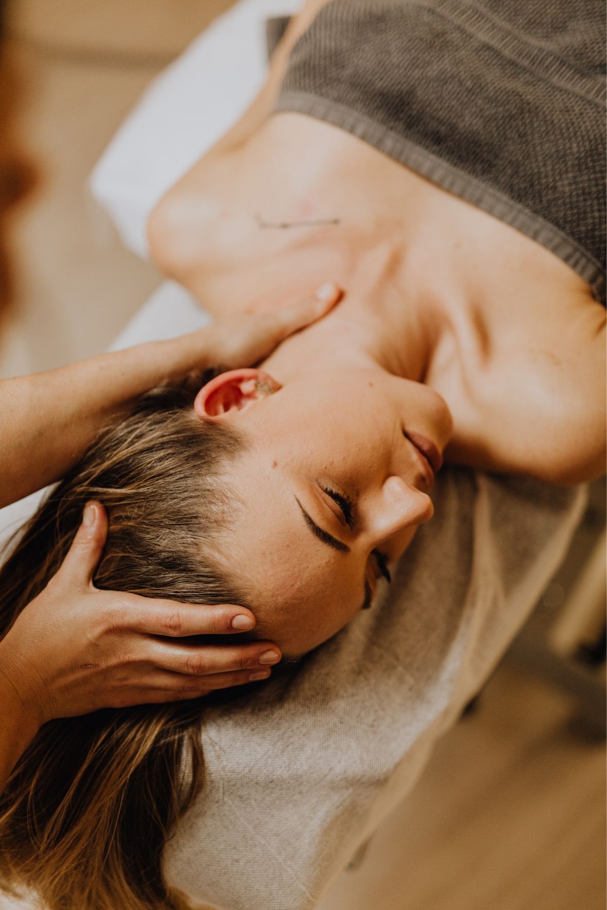 Galets décoratifs disposés près d’une table de massage dans un environnement de relaxation  à Val d'Or
